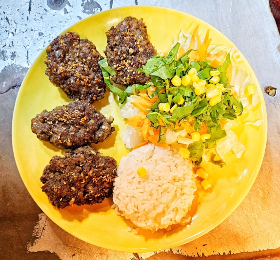 Rezene Köfte Cevizli ve Susamlı (Pilav + Salata)