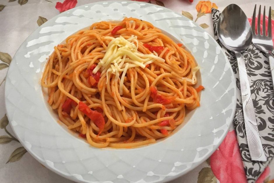 Domates Kaşar Soslu Spagetti