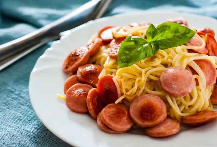 Sosisli - Kaşar Soslu Spagetti